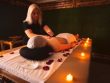 Cecília Brandt realizando massagem para divulgar o Dia Internacional da Mulher
